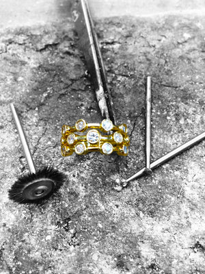 LADIES HANDMADE JEWELLERY - 18ct GOLDEN DIAMOND BUBBLE RING