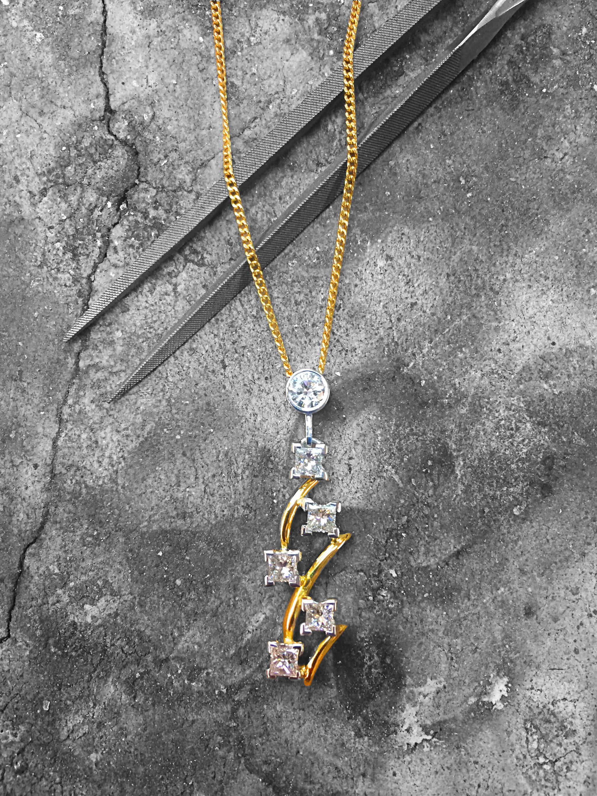 LADIES HANDAMDE JEWELLERY - HANDMADE GOLD DIAMOND PENDANT