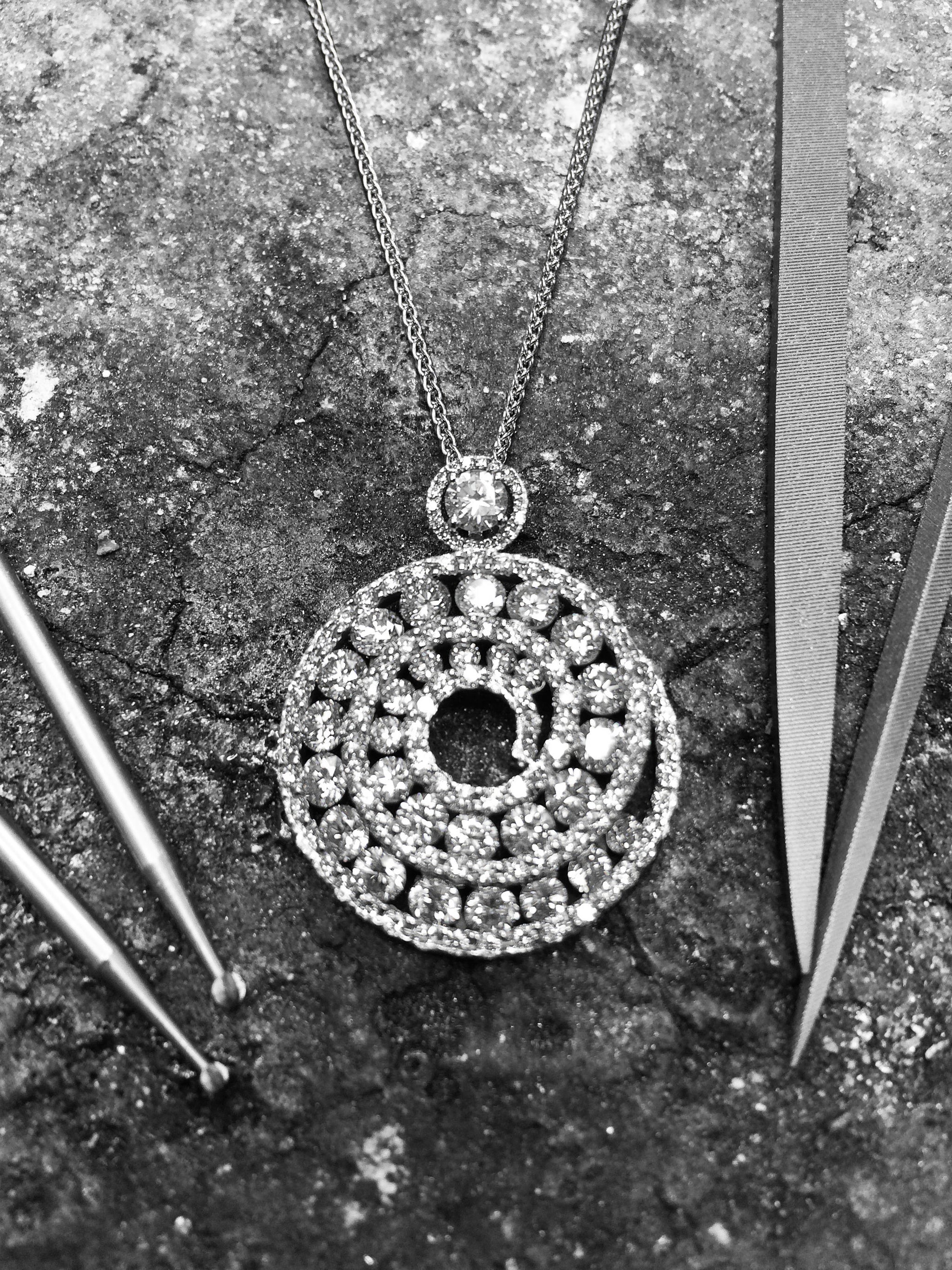 LADIES HANDMADE JEWELLERY - 18ct DIAMOND SWERL PENDANT