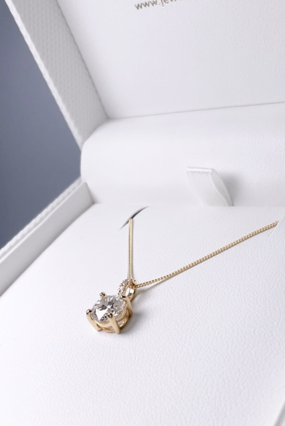 LABN GROWN DIAMOND PENDANT - px7069-18y-end-lab-0526