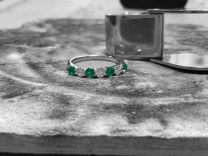WHITE GOLD EMERALD AND DIAMOND RING - r06321e-18w0123