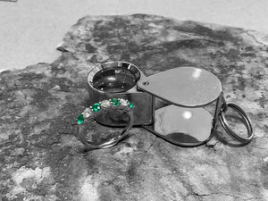 WHITE GOLD EMERALD AND DIAMOND RING - r06321e-18w0123