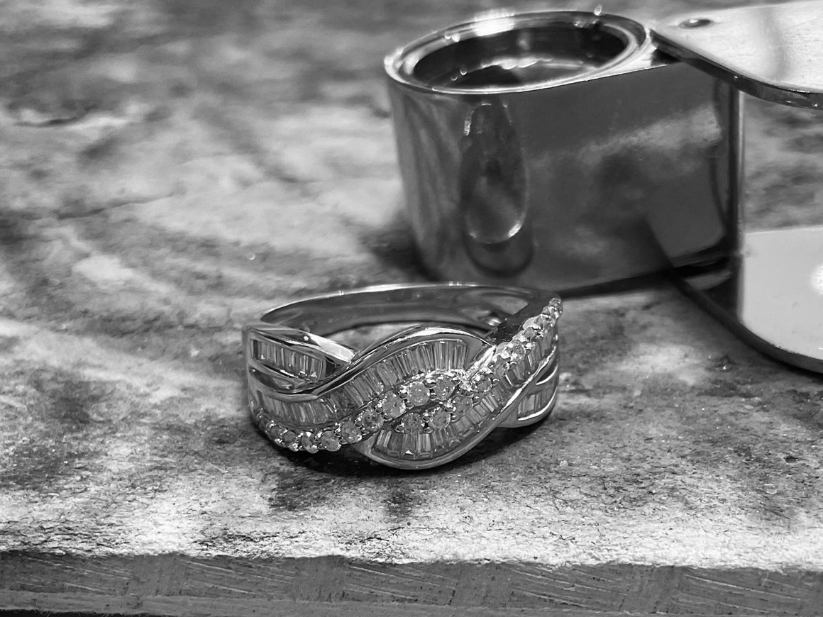 WHITE GOLD DIAMOND RING - 18r623