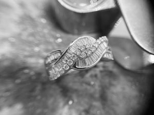 WHITE GOLD DIAMOND RING - 18r623
