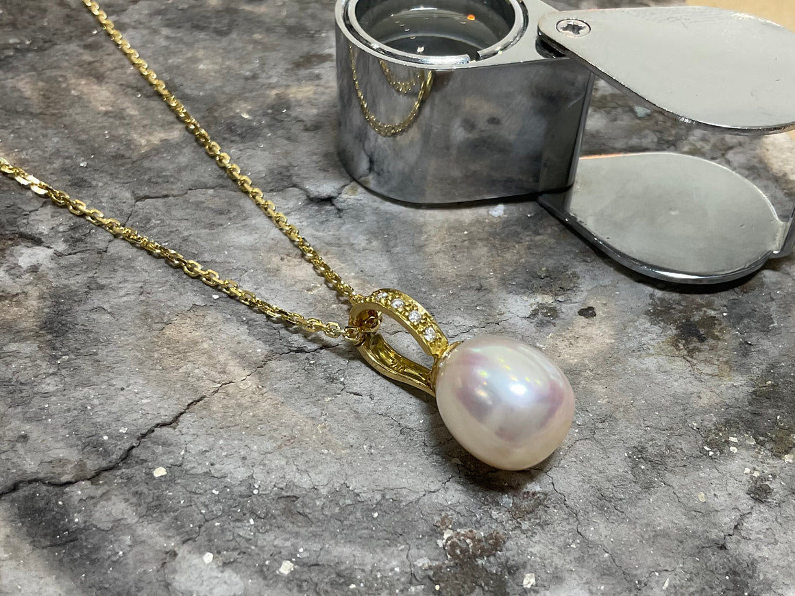 18ct FRESHWATER PEARL & DIAMOND PENDANT - osi-18y