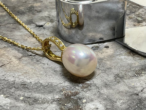 18ct FRESHWATER PEARL & DIAMOND PENDANT - osi-18y