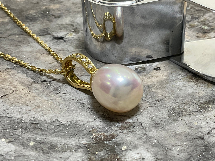 18ct FRESHWATER PEARL & DIAMOND PENDANT - osi-18y