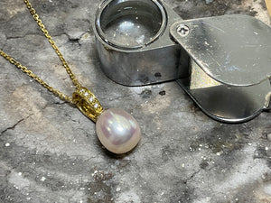 18ct FRESHWATER PEARL & DIAMOND PENDANT - osi-18y