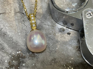 18ct FRESHWATER PEARL & DIAMOND PENDANT - osi-18y