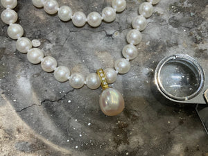 18ct FRESHWATER PEARL & DIAMOND PENDANT - osi-18y