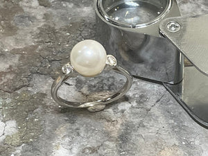 WHITE GOLD PEARL & DIAMOND RING- 1y38wdcp