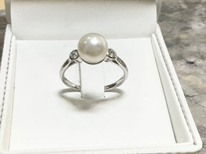 WHITE GOLD PEARL & DIAMOND RING- 1y38wdcp