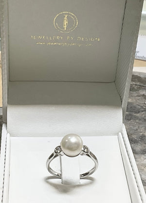 WHITE GOLD PEARL & DIAMOND RING- 1y38wdcp