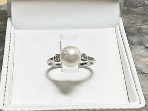 WHITE GOLD PEARL & DIAMOND RING- 1y38wdcp