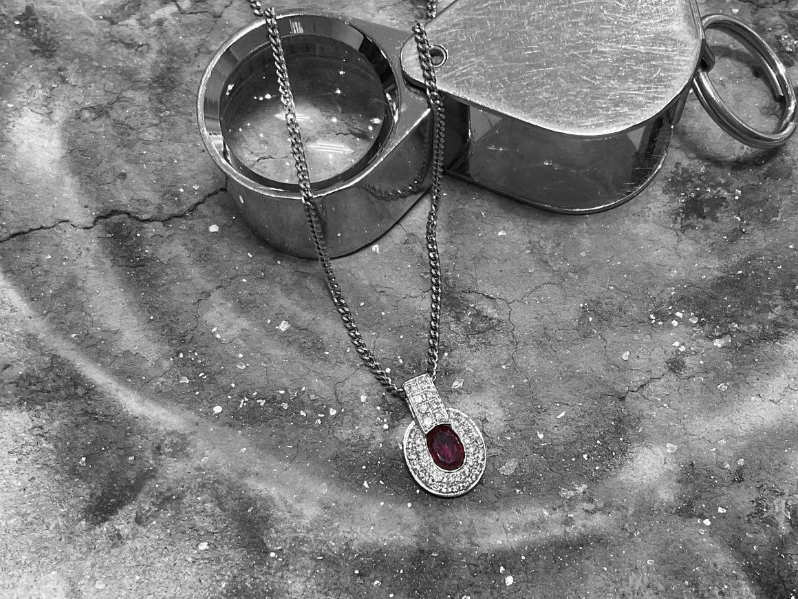 WHITE GOLD DIAMOND AND RUBY NECKLACE - 6b46w18dr