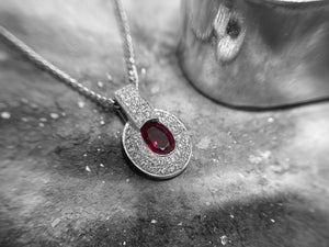 WHITE GOLD DIAMOND AND RUBY NECKLACE - 6b46w18dr
