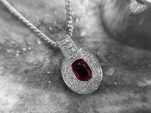 WHITE GOLD DIAMOND AND RUBY NECKLACE - 6b46w18dr