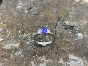 Tanzanite and diamond ring r3-2777x5-0614
